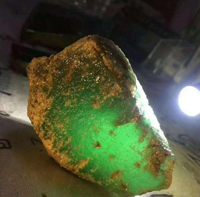 翡翠與玉的關(guān)系及純天然翡翠的形成